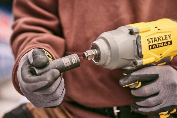 Гайковерт ударный аккумуляторный STANLEY FATMAX SFMCF940B