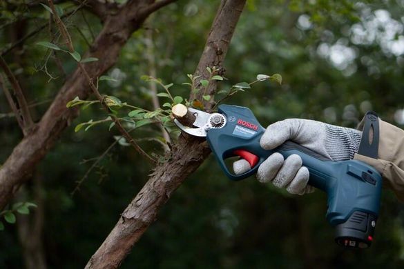 Bosch Секатор Pro Pruner акумуляторний, 12В, 3.0 Ач, до 25мм, 1кг, сет. 2 ак.