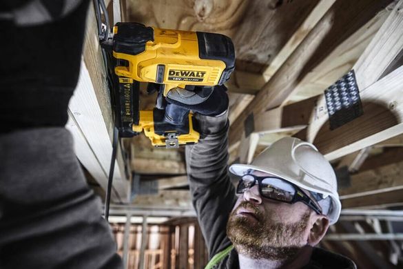 Степлер скобозабивной аккумуляторный DeWALT DCN701D2