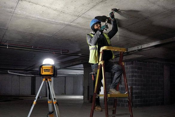 Фонарь светодиодный аккумуляторный DeWALT DCL074