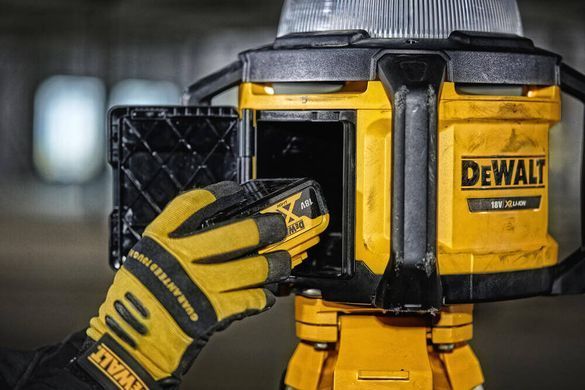Фонарь светодиодный аккумуляторный DeWALT DCL074