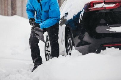 Автомобильный совок для снега Fiskars (1000740) лопаты