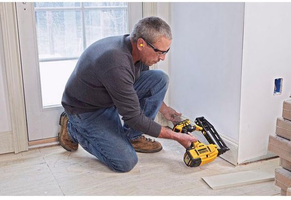 Пістолет цвяхів акумуляторний безщітковий DeWALT DCN662D2