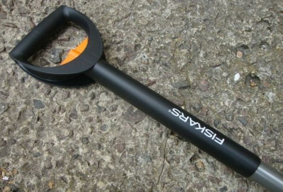 Лопата телескопическая с закруглённым лезвием Fiskars SmartFit 131310 (1000620)