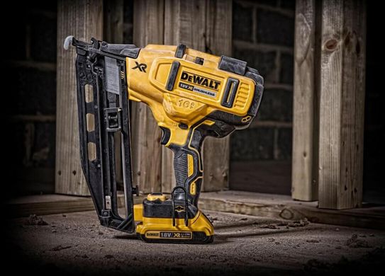 Пистолет гвоздезабивной аккумуляторный бесщёточный DeWALT DCN662N