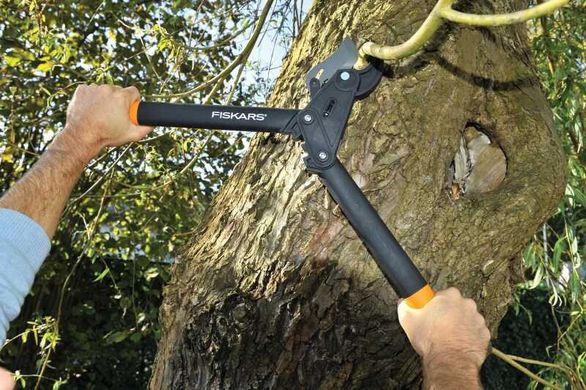 Контактный веткорез Fiskars с храповым механизмом L85 (1000585)