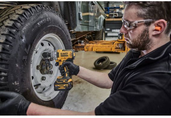 Гайковерт ударный аккумуляторный бесщёточный DeWALT DCF891NT
