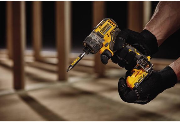 Шуруповерт аккумуляторный бесщеточный DeWALT DCF601D2