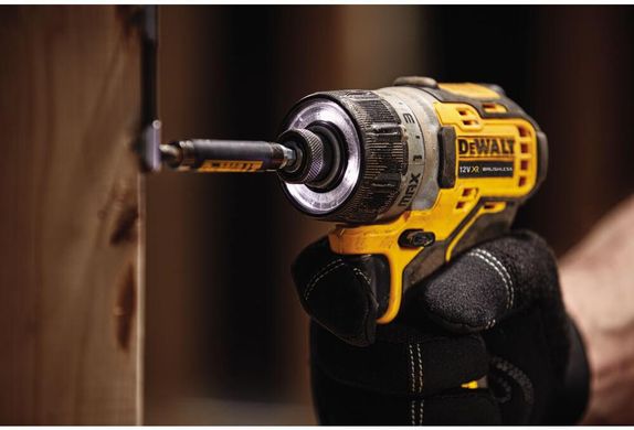 Шурупокрут акумуляторний безщітковий DeWALT DCF601D2